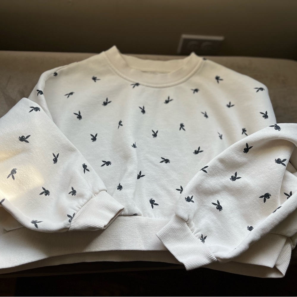 PLAYBOY PAC Sun Cream with Black Bunnies Sweatshirt Crop Top